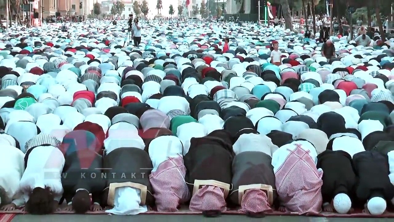 لحظه دهس شاحنه للماره في مدينه نيس بفرنسا
