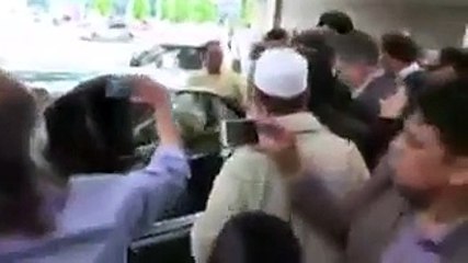 See How People Are Giving Respect To Imran Khan In London