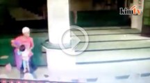 Video budak hampir diculik dalam masjid