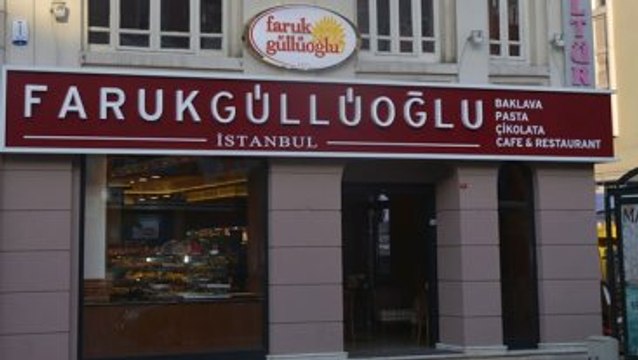 Ünlü Baklavacı Faruk Güllüoğlu'nda Gece Yarısı Tabela 'Operasyonu'