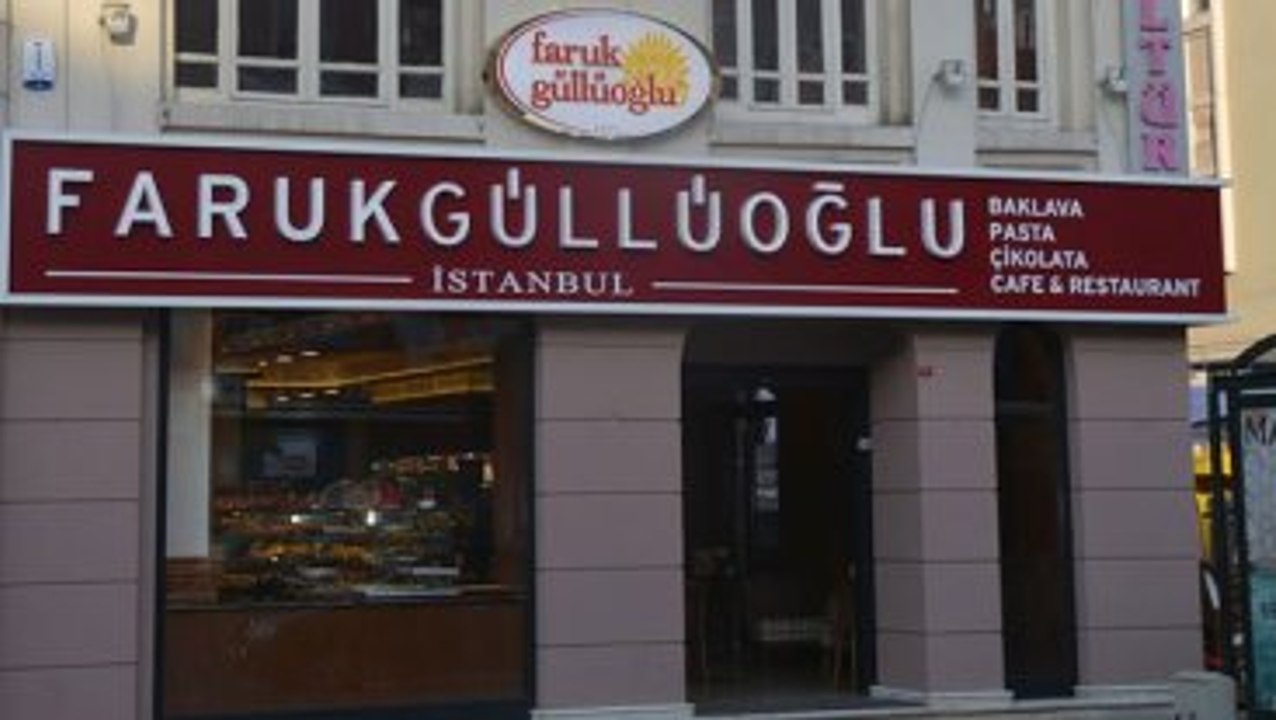 Ünlü Baklavacı Faruk Güllüoğlu'nda Gece Yarısı Tabela 'Operasyonu'