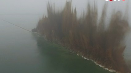 В Китае взорвали дамбу