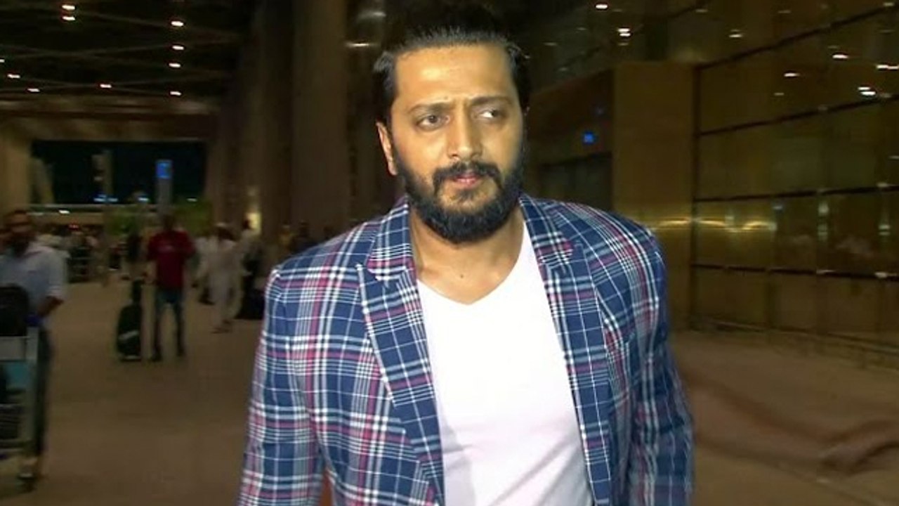 Riteish Deshmukh Spotted At Mumbai Airport | Gr...