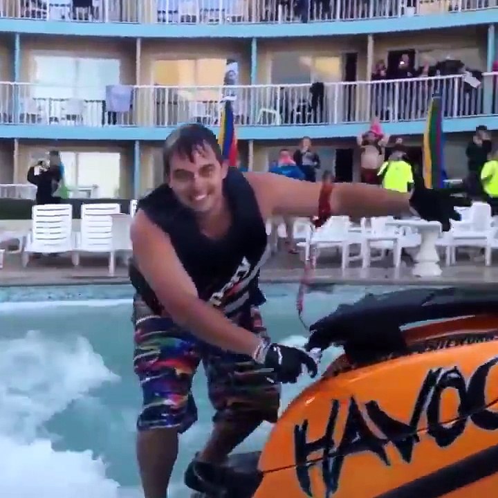 Il passe 3 backflips en jetski dans sa piscine