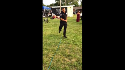 Un policier se met à faire du breakdance et il assure!!!