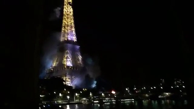 Incendie de la Tour Eiffel ce 14 Juillet 2016 après le feu d'artifice
