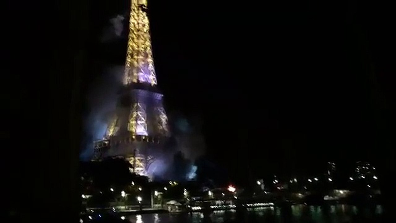Incendie de la Tour Eiffel ce 14 Juillet 2016 après le feu d'artifice