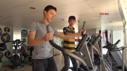 Hatay'da Suriyeli Vücut Geliştirme Şampiyonu Gençlere Eğitim Veriyor