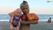 Беби Борн и Ярослава купаются в море - покоряем огромные волны - Видео для детей Baby Born Bath Tim