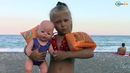 Беби Борн и Ярослава купаются в море - покоряем огромные волны - Видео для детей Baby Born Bath Tim