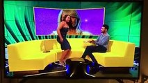 Oh la honte ! En plein direct, elle déchire sa robe, en tentant de faire du twerk