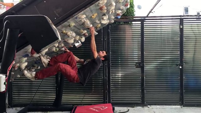 Adrénaline - escalade : Un mur roulant d'escalade, ça vous tente ?