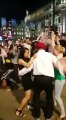 Un papy indien se lâche et danse avec des petites jeunes dans les rues de Londres