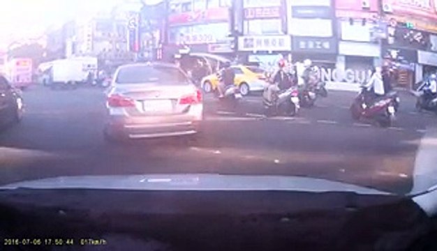 Spectaculaire ! Âgée de 59 ans, elle confond la pédale de frein avec l’accélérateur et fait un strike