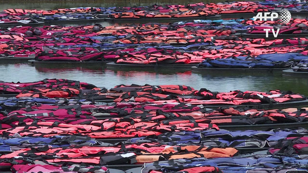Ai weiweis schwimmwesten-mahnmal in wien