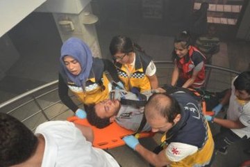 Sis Bombasıyla Kuyumcu Soymaya Kalkışan Şüpheliyi Linçten Polis Kurtardı