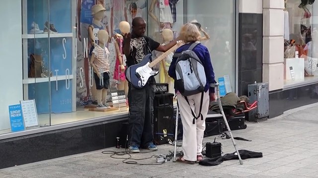Une femme refuse qu'un musicien joue dans la rue