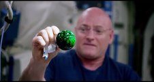 Astronauta inserisce una compressa effervescente in una bolla d'acqua. Ecco cosa accade: