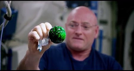 Astronauta inserisce una compressa effervescente in una bolla d'acqua. Ecco cosa accade: