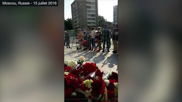 Sergueï Lavrov et John Kerry déposent une gerbe de fleurs devant l'ambassade de France à Moscou