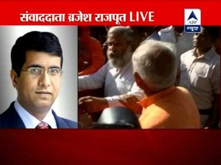 VHP workers misbehave with Swami Agnivesh in Bhopal