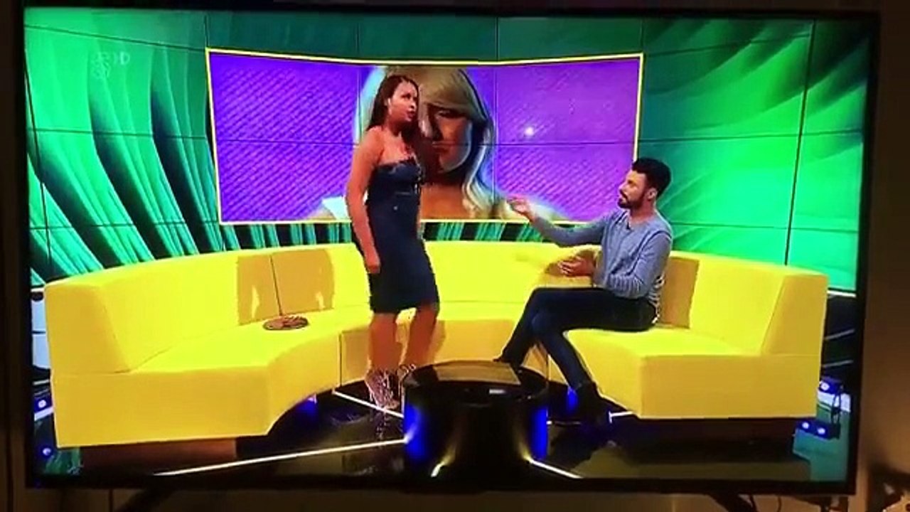 Twerk : Robe qui craque à la TV !