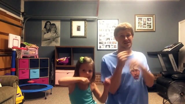 Quand maman n'est pas là, papa et sa fille font les idiots et s'amusent comme des fous