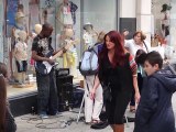 Une tarée vient harceler un musicien joue dans la rue, regardez la réaction des passants