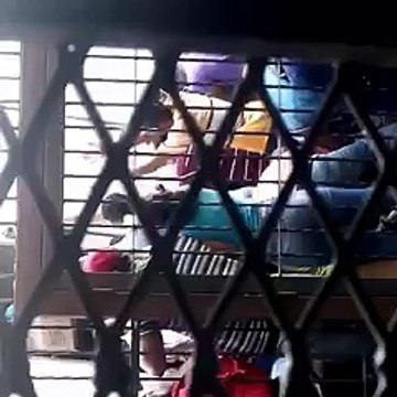 Vea como saquearon un camión con embutidos en Ciudad Guayana