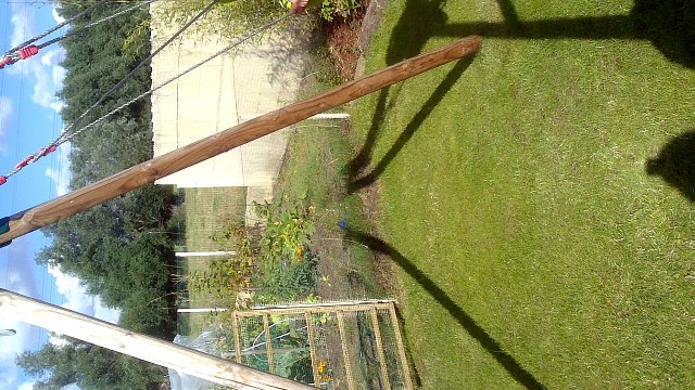 Marius qui fait de la balançoire chez Jérôme