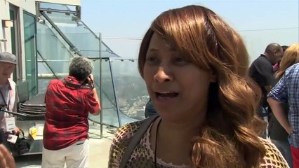 "Skyslide": Un terrifiant toboggan transparent situé au 70e étage l'U.S Bank Tower à Los Angeles.