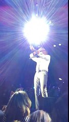 Maxwell sings Pretty Wings