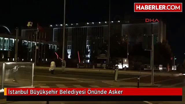 İstanbul Büyükşehir Belediyesi Önünde Asker