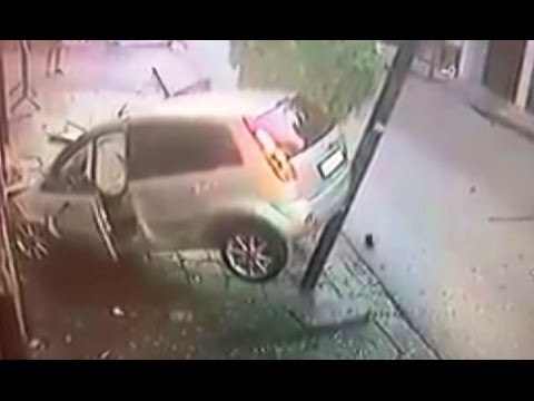 Caivano (NA) - Spaventoso incidente, auto resta incastrata sul marciapiede (14.07.16)