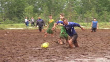 Na Rússia, campeonato nacional de futebol de pântano!