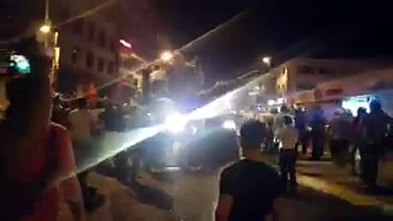 Des partisans d'Erdogan bloquent les chars d'assaut des putschistes dans le district d'Üsküdar (Istanbul)