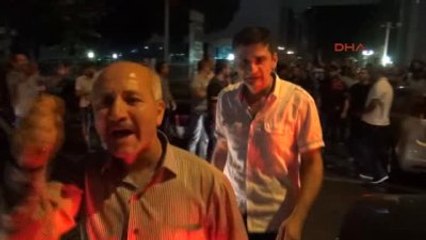 İzmir-Ak Parti İzmir İl Başkanlığı Önü Kalabalıklaşıyor