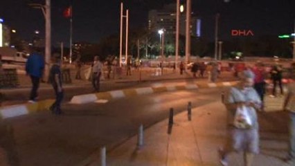 Taksim Meydanında Asker Havaya Ateş Açtı