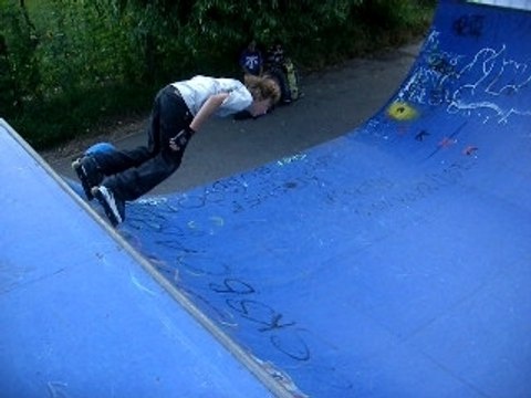 Roller Agressif sur le halfpiipe (360° et fcky360°)