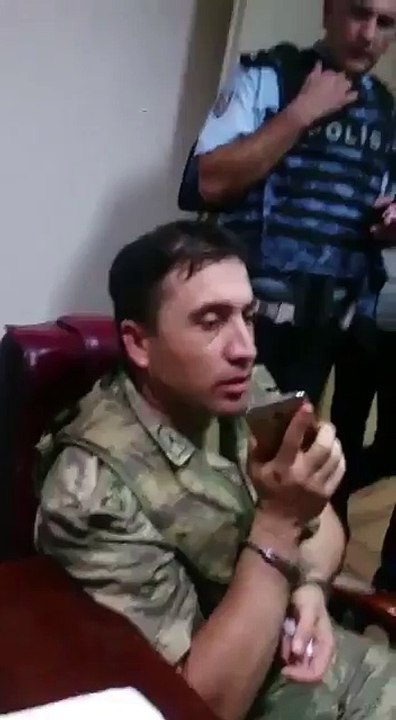 Polis komutana askerlerini çağırmasını söylüyor 16 Temmuz Askeri Darbe