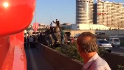 Kadıköy'de D-100 Terkedilen Tanklarla Hatıra Fotoğrafı