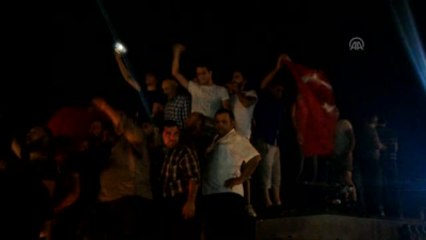 Kartal Cevizli'deki Askeri Kışla Önüne Toplanan Vatandaşlar