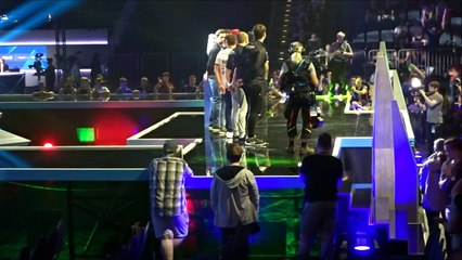 Un champion de Jeu Video chute en pleine remise de prix pendant le CSGO PRO de Cologne