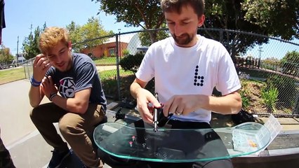Ils fabriquent et testent un skateboard en verre... Dangereux!