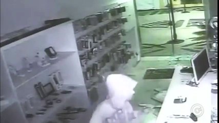 Ce braqueur va se prendre la porte en pleine face... Bad Karma