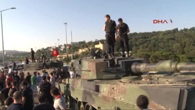Boğaziçi Köprüsü'nde Tankların Üzerinde Hatıra Fotoğrafı Çektirdiler