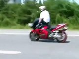 Il veut se la péter devant ses potes et tente des trucs dangereux à moto sur l'autoroute... Et c'est le crash