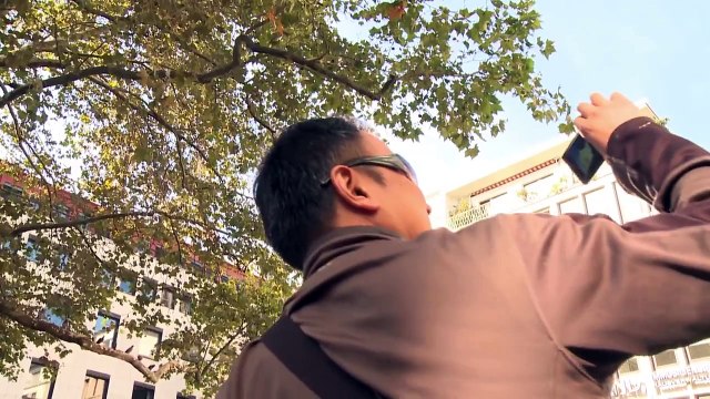 Les passants ignorent cet homme, mais attendez de voir leur réaction à 00:53 !