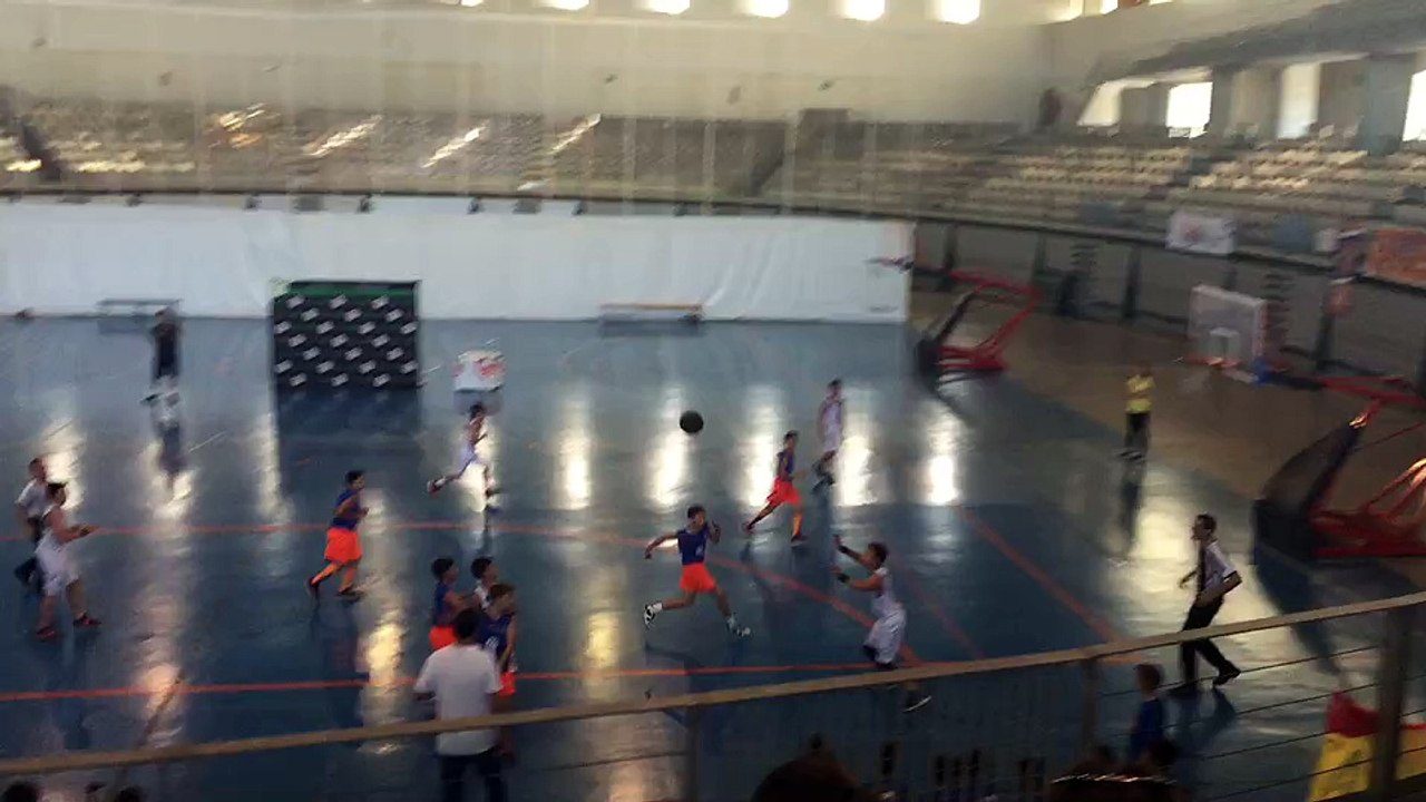 VEN A LA ESCUELA DE VERANO DE BALONCESTO.