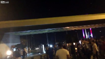 La foule se fait canarder par les militaires - Coup d'état en Turquie